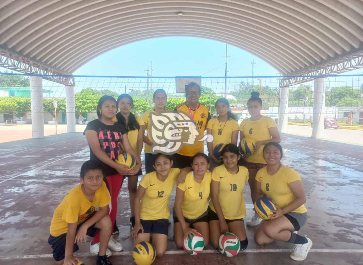 Se prepara selección femenil de volibol para competencia deportiva 