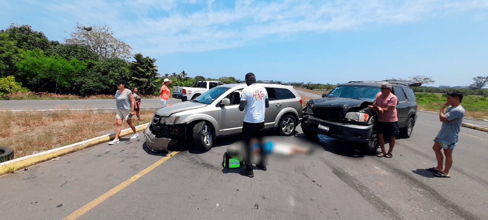 ¡Salió proyectado! Alexander de 15 años impactó su moto contra camionetas chocadas en Alvarado