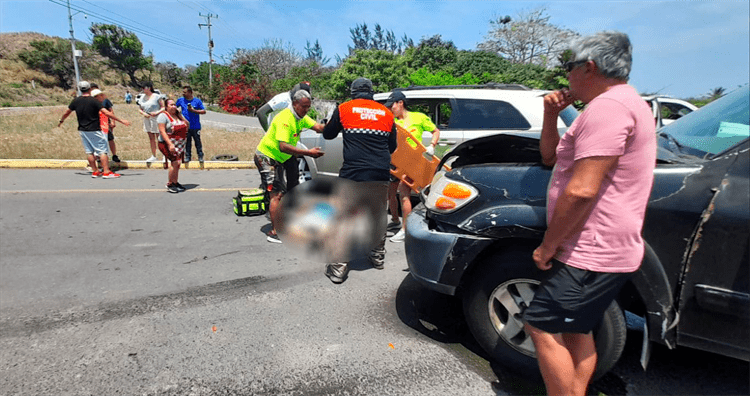 ¡Salió proyectado! Alexander de 15 años impactó su moto contra camionetas chocadas en Alvarado