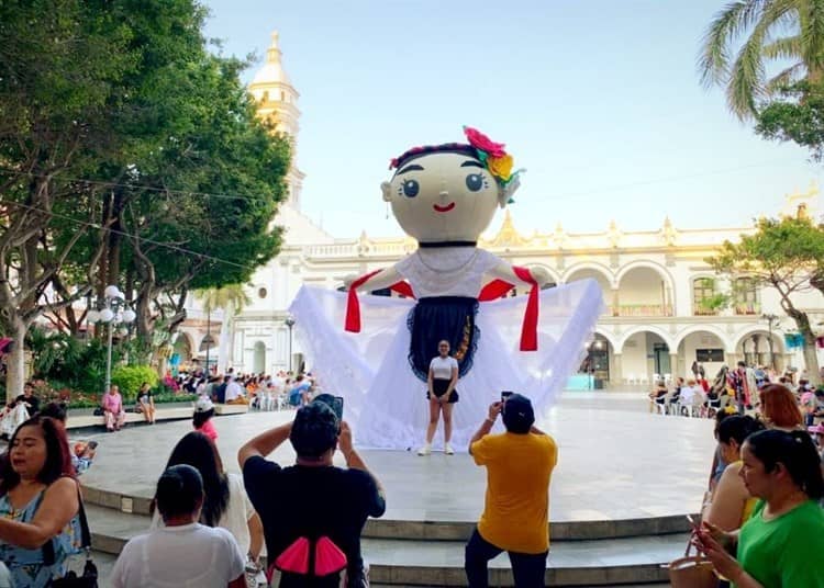 Colocan muñeca jarocha gigante en el Zócalo de Veracruz