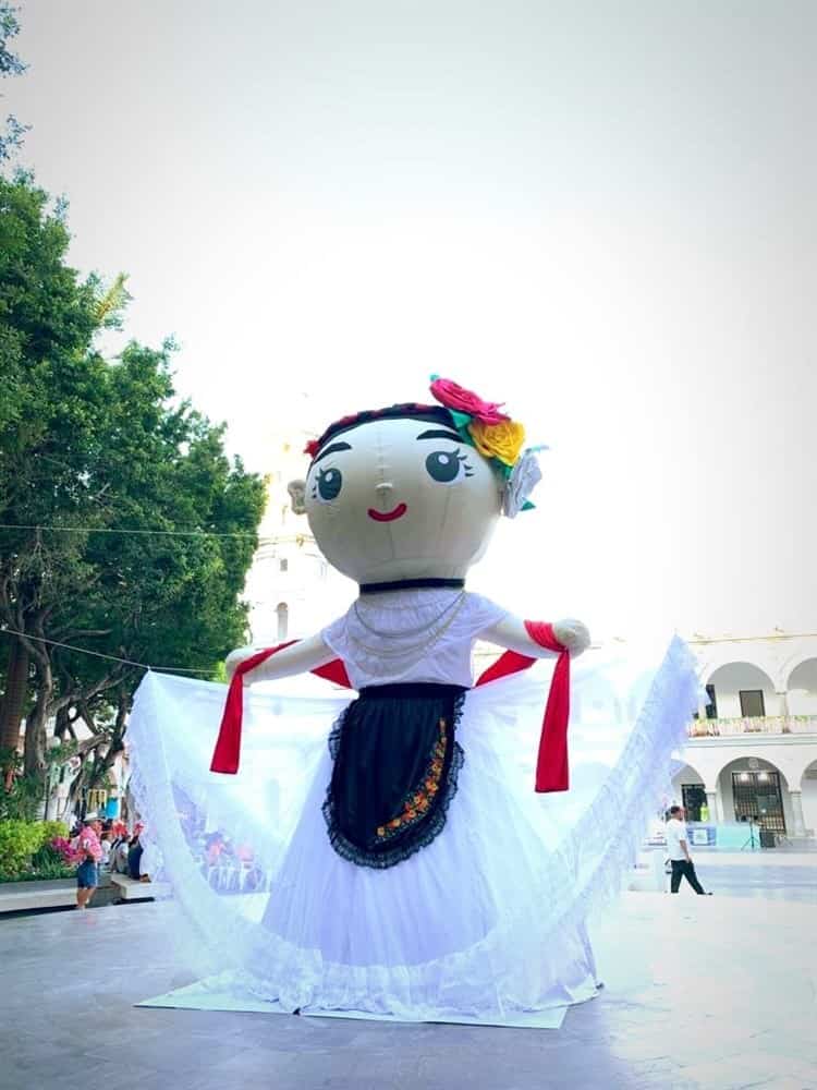 Colocan muñeca jarocha gigante en el Zócalo de Veracruz