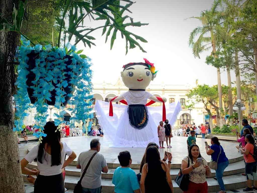 Colocan muñeca jarocha gigante en el Zócalo de Veracruz