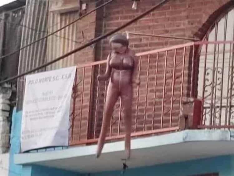 ¡Indignación en Xalapa!: casa de masajes promueve prostitución colgando muñeca inflable