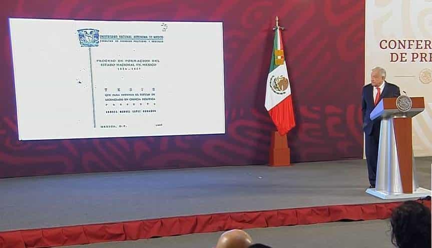 AMLO muestra sin miedo su título y tesis; anuncia que tomará vacaciones