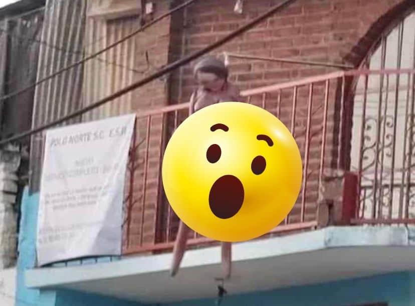 ¡Indignación en Xalapa!: casa de masajes promueve prostitución colgando muñeca inflable