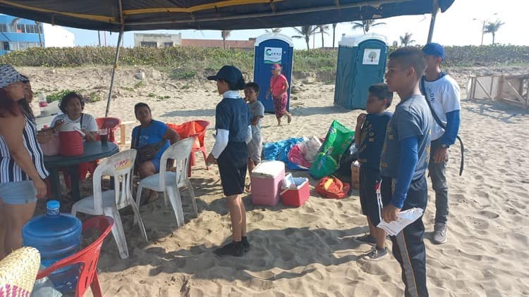 Niños y jóvenes del Pentatlón, hacen labor en las playas de Coatzacoalcos (+Video)