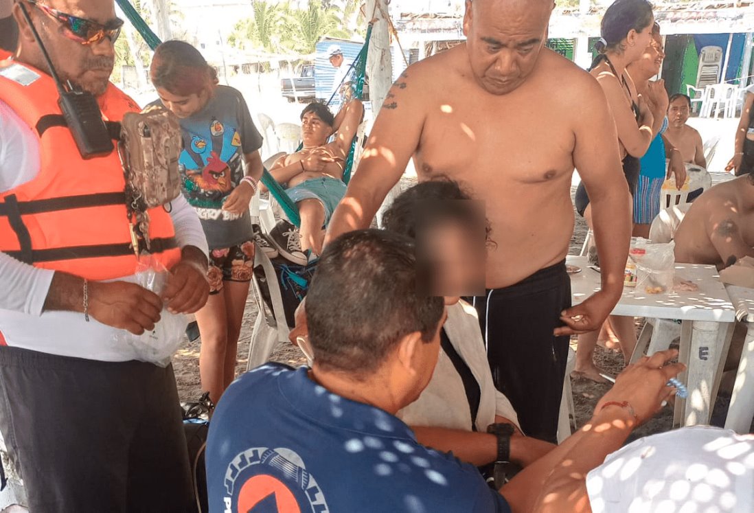 Rescatan a turista a punto de ahogarse en playa de Chachalacas