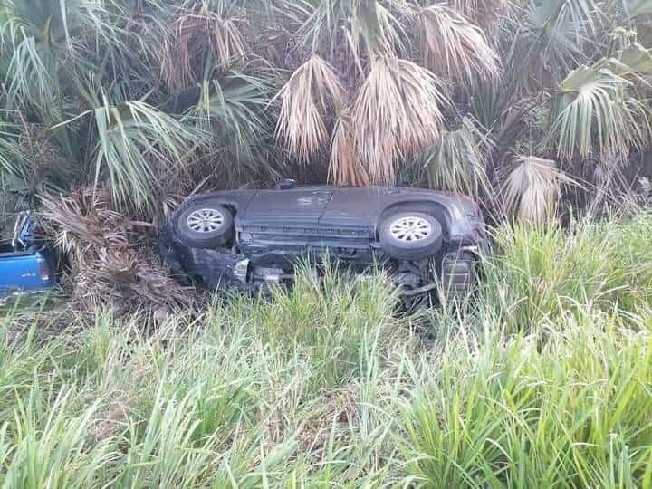 Camioneta con centroamericanos termina volcada en Actopan