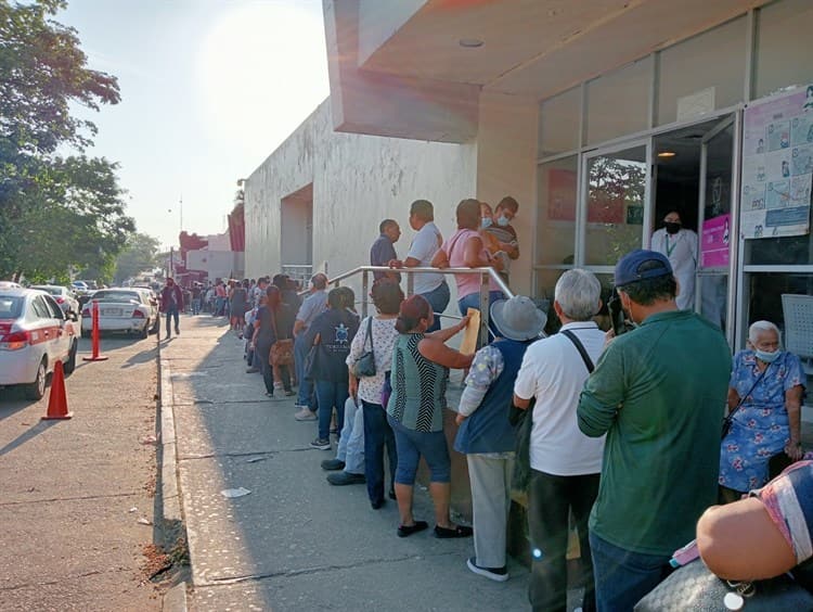 En plena Semana Santa, pacientes del IMSS hacen largas filas