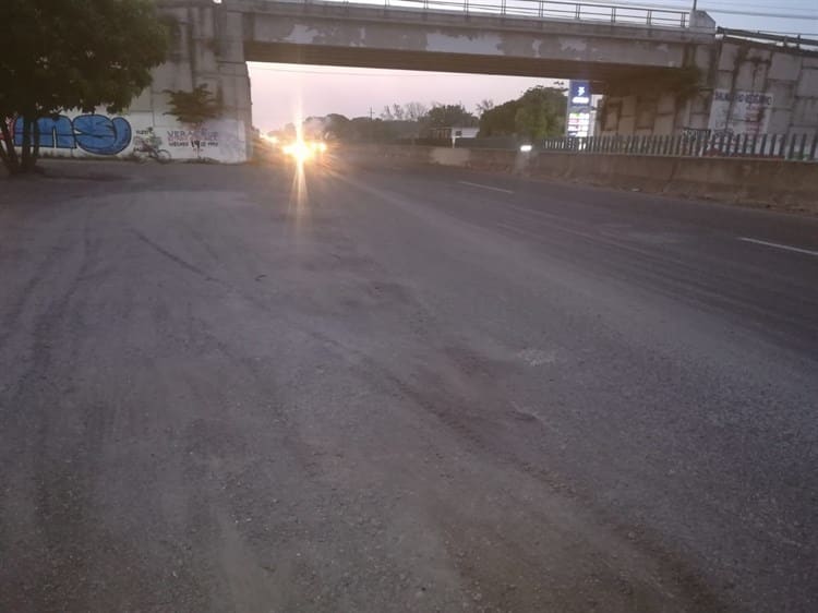 ¡Más baches que carretera! Vecinos piden pavimentación de tramo rumbo a Medellín de Bravo