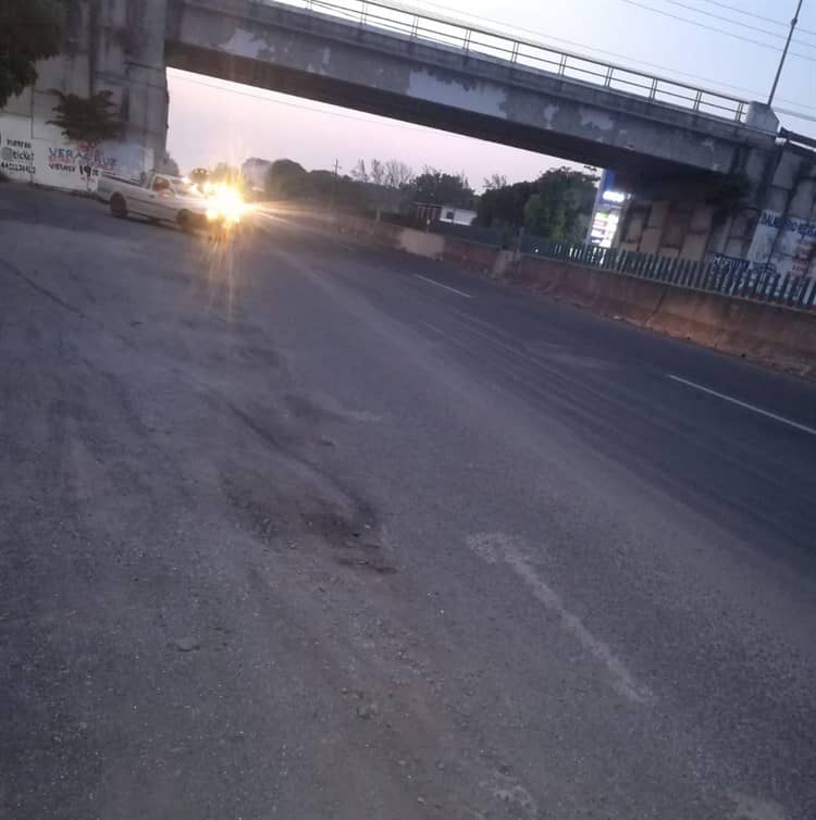 ¡Más baches que carretera! Vecinos piden pavimentación de tramo rumbo a Medellín de Bravo