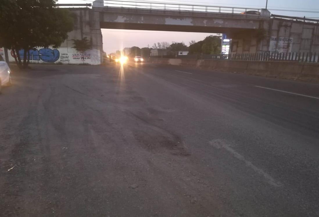 ¡Más baches que carretera! Vecinos piden pavimentación de tramo rumbo a Medellín de Bravo