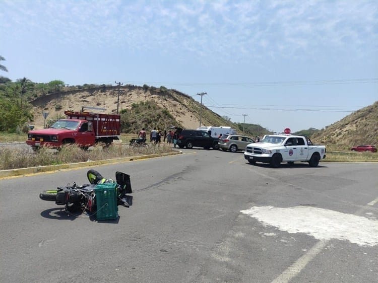 ¡Salió proyectado! Alexander de 15 años impactó su moto contra camionetas chocadas en Alvarado