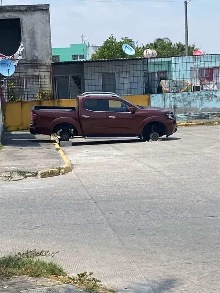 Desvalijan autos en Puente Moreno; los dejan sobre blocks