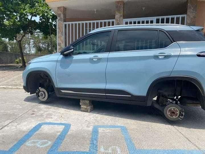 Desvalijan autos en Puente Moreno; los dejan sobre blocks