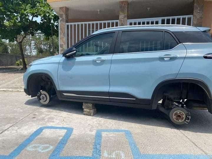 Desvalijan autos en Puente Moreno; les robaron las llantas y los dejaron sobre blocks