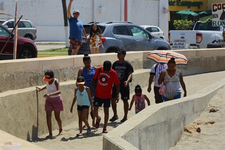 ¡A disfrutar!, decenas de familias acuden a la playa de Coatzacoalcos (+Video)