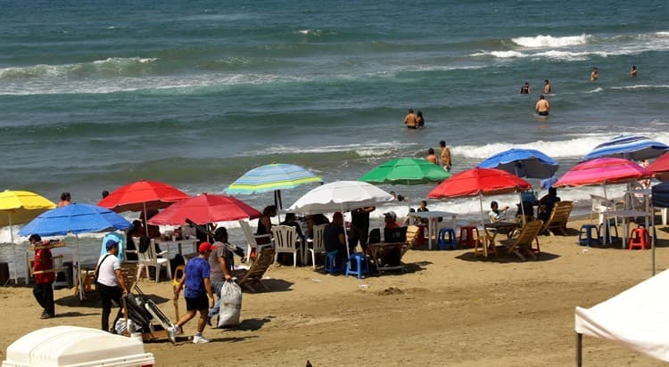 ¡A disfrutar!, decenas de familias acuden a la playa de Coatzacoalcos (+Video)