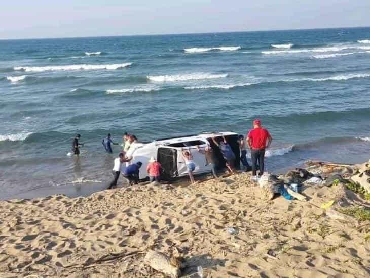 Camioneta termina volcada en la playa; casi termina arrastrada por el mar