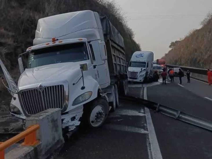 Tráiler sin frenos choca contra vehículos cerca de caseta de Plan del Río