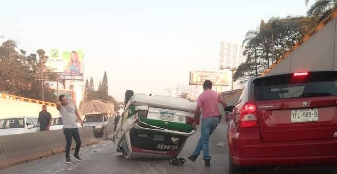 Carambola en avenida Lázaro Cárdenas de Xalapa; vuelca taxi