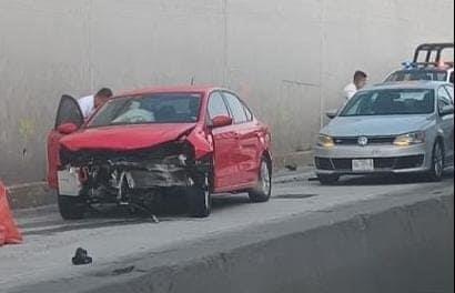 Carambola en avenida Lázaro Cárdenas de Xalapa; vuelca taxi