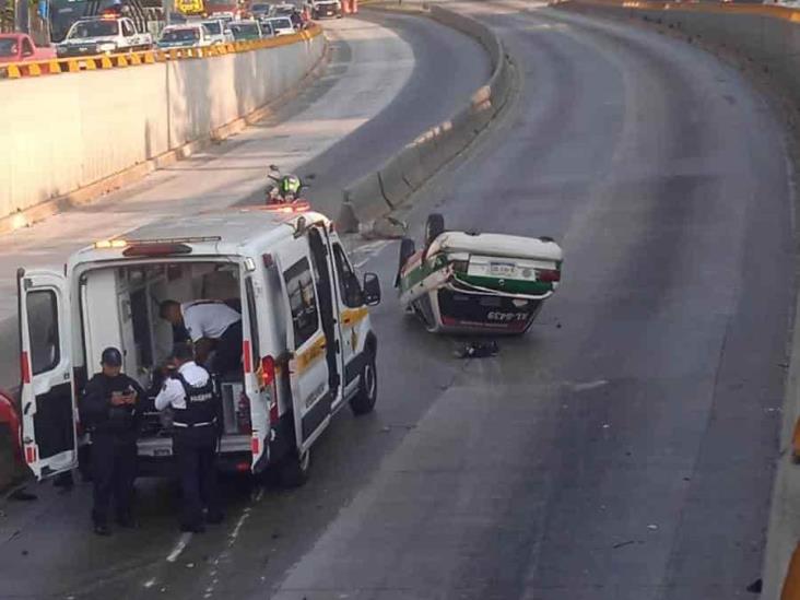 Carambola en avenida Lázaro Cárdenas de Xalapa; vuelca taxi