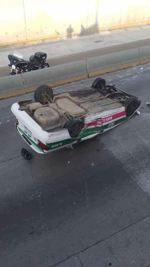 Carambola en avenida Lázaro Cárdenas de Xalapa; vuelca taxi