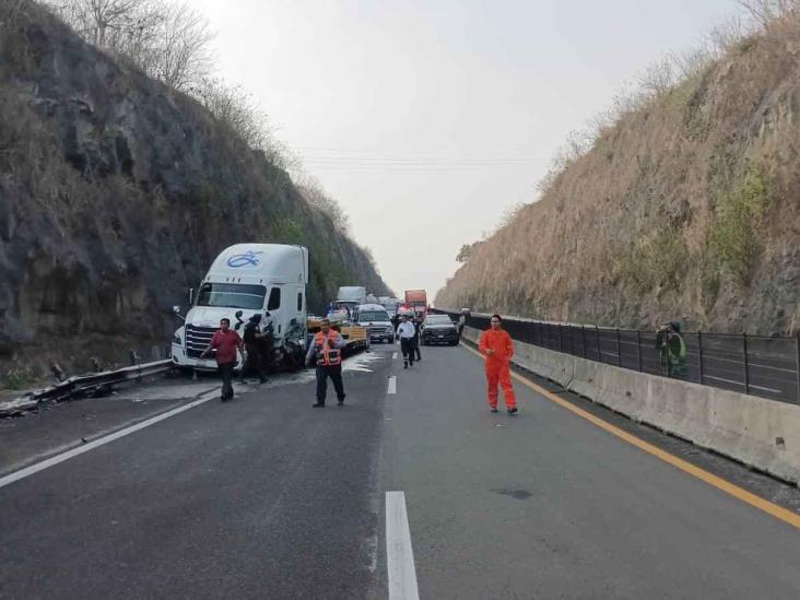 Tráiler sin frenos choca contra vehículos cerca de caseta de Plan del Río