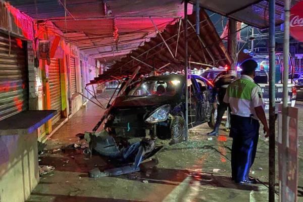 Mujer en presunto estado de ebriedad se estampa contra local