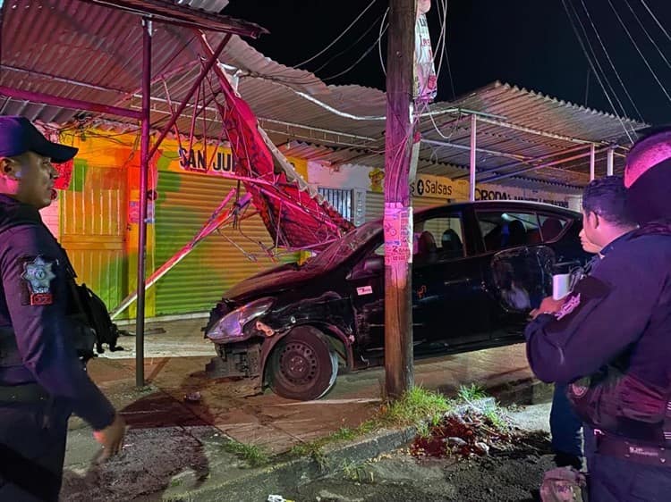 ¡Se pasó de copas!; mujer en presunto estado de ebridad se estampa contra local