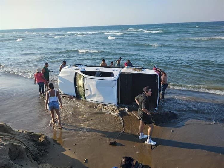 ¡Fracasó el paseo en la playa!, camioneta termina volcada y casi se la llevan las olas