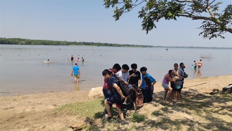 ¡El clima lo amerita!: bañistas disfrutan de las aguas en río Coatzacoalcos (+Video)