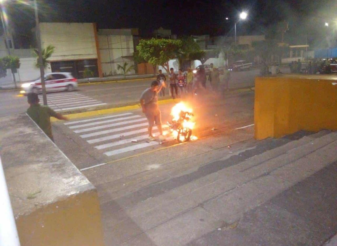 Arde en llamas motocicleta en Minatitlán