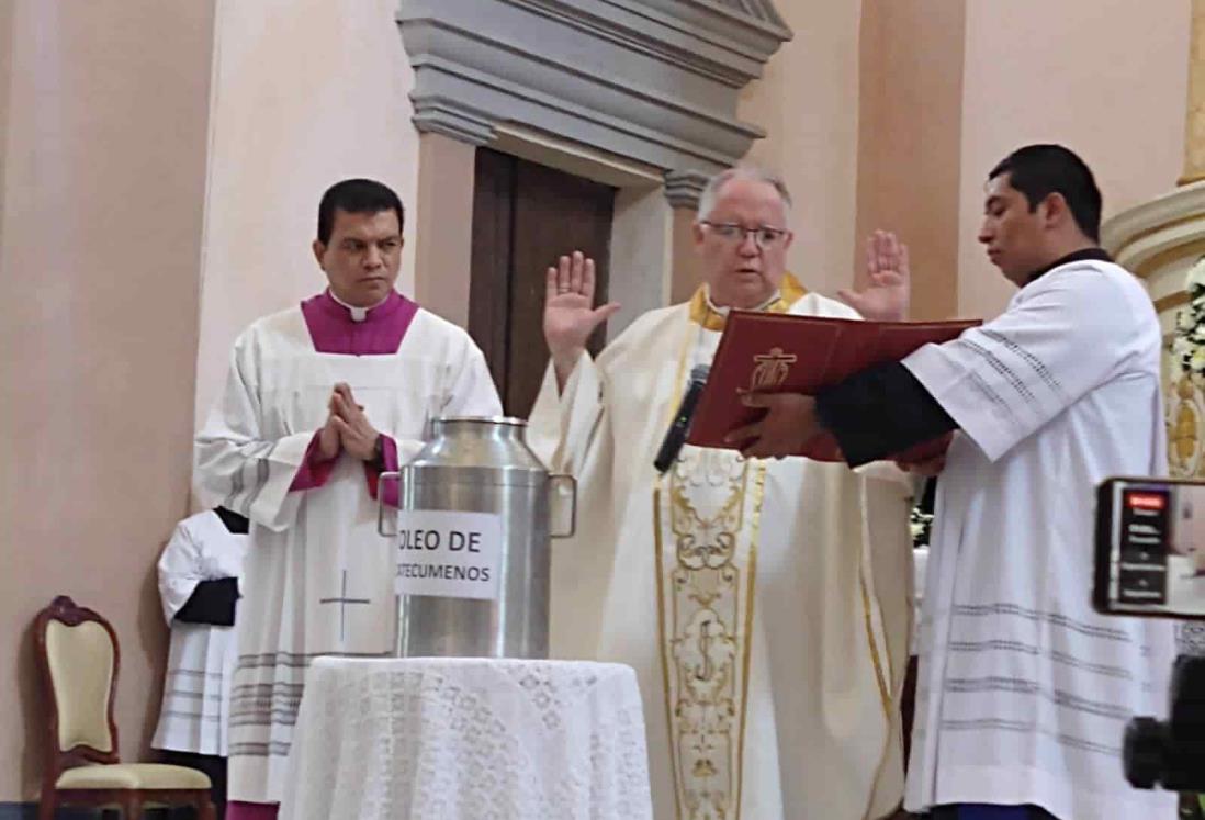 Bendicen óleos durante misa crismal en Catedral de Veracruz