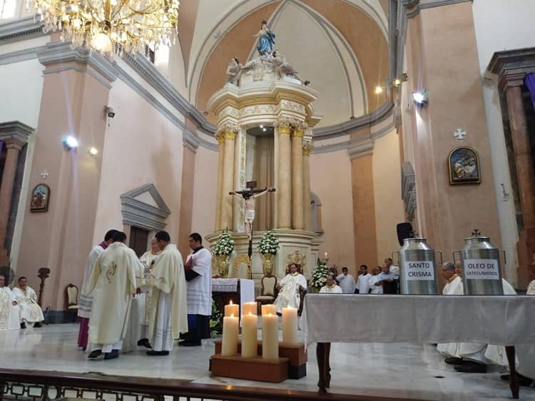 Bendicen óleos durante misa crismal en Catedral de Veracruz