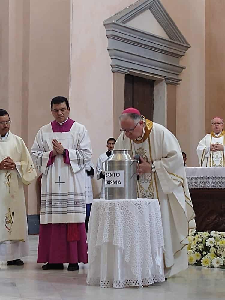 Bendicen óleos durante misa crismal en Catedral de Veracruz