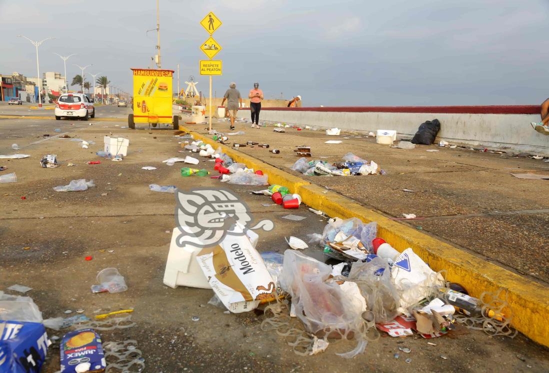 ¡Dejan su tiradero!; retiran toneladas de basura en el Malecón de Coatza