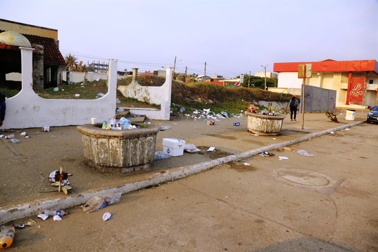 ¡Dejan su tiradero!; retiran toneladas de basura en el Malecón de Coatza