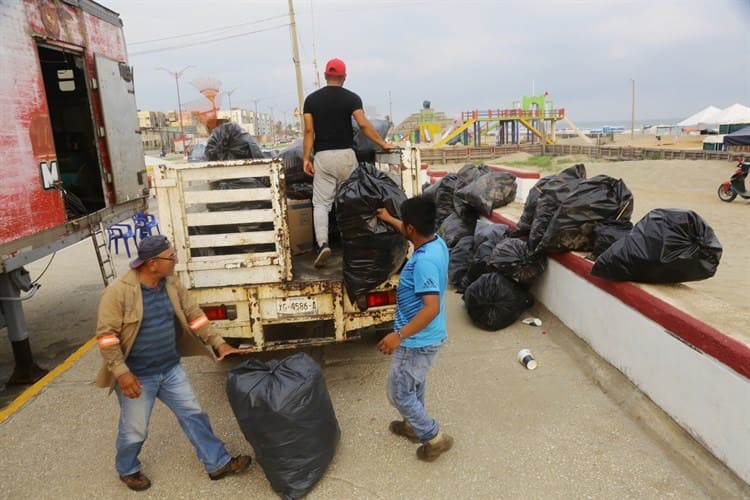 ¡Dejan su tiradero!; retiran toneladas de basura en el Malecón de Coatza