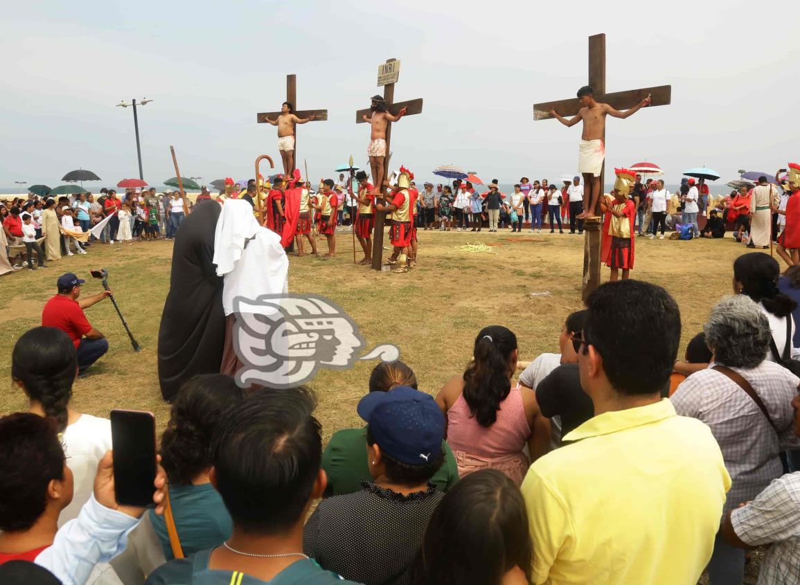 Católicos viven con fervor el viacrucis en Coatzacoalcos