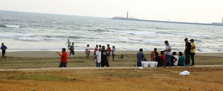 ¡Estuvo bueno el relajo! Les amanece a jóvenes en el Malecón Costero