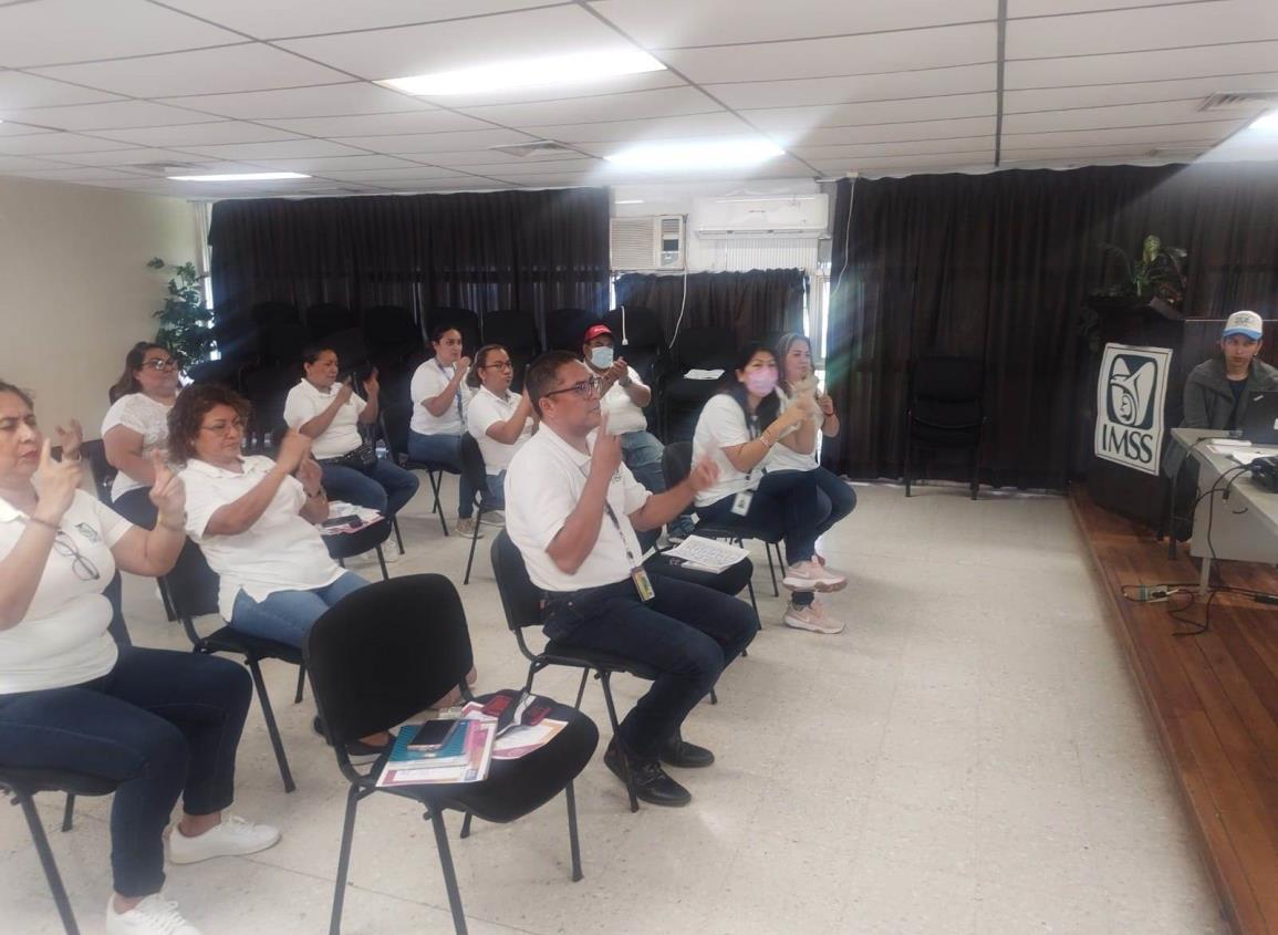 ¡Espacios de inclusión!; se capacitan en lenguaje de señas en el CSS de Coatzacoalcos