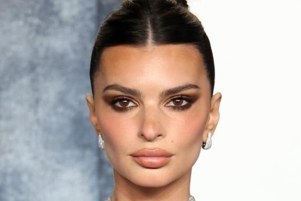 Emily Ratajkowski habla sobre su beso con Harry Styles