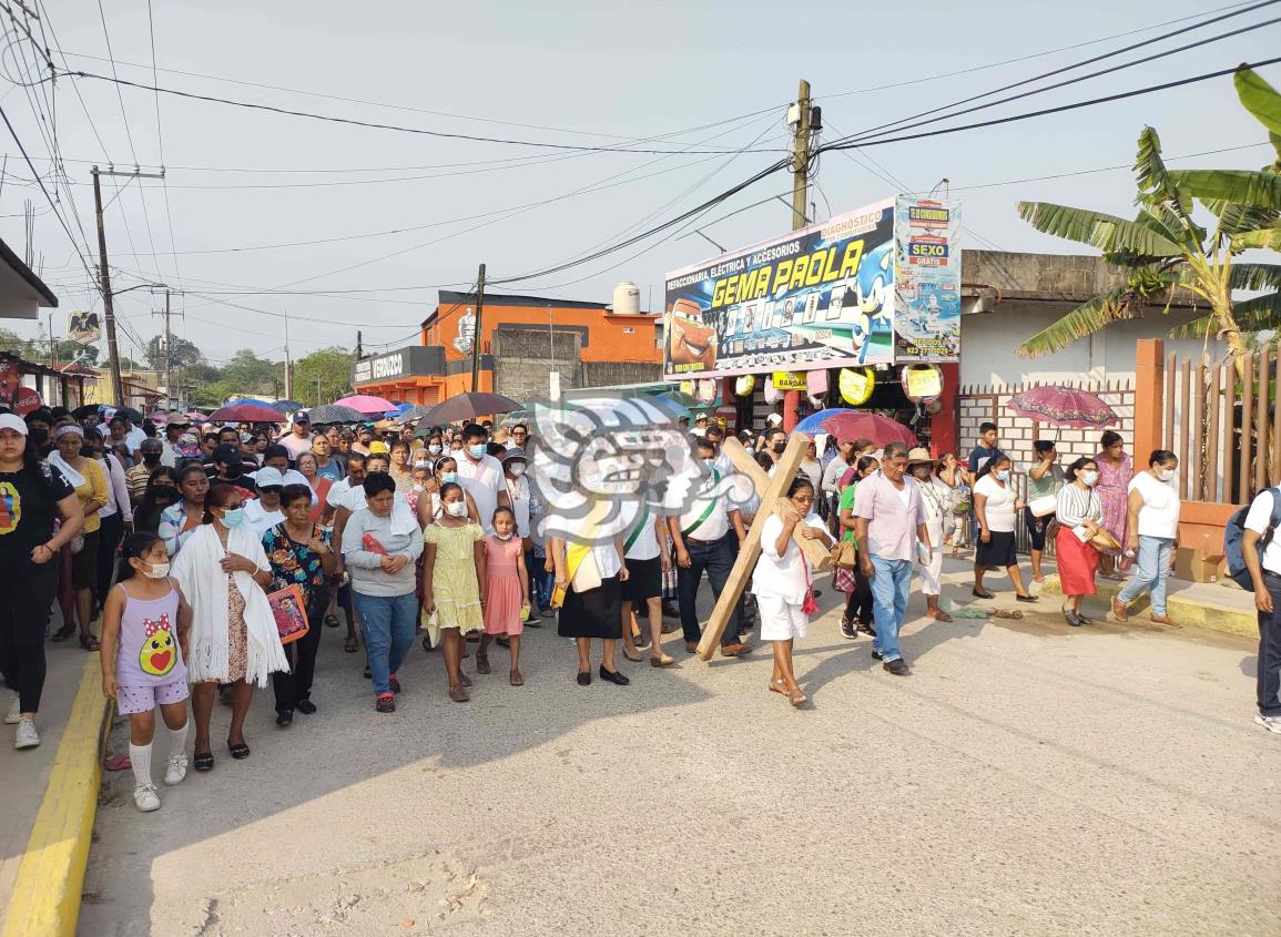 Decenas de feligreses participaron en el viacrucis de Villa Cuichapa (+Video)