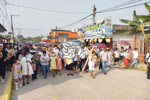 Decenas de feligreses participan en el Viacrucis de Villa Cuichapa (+Video)