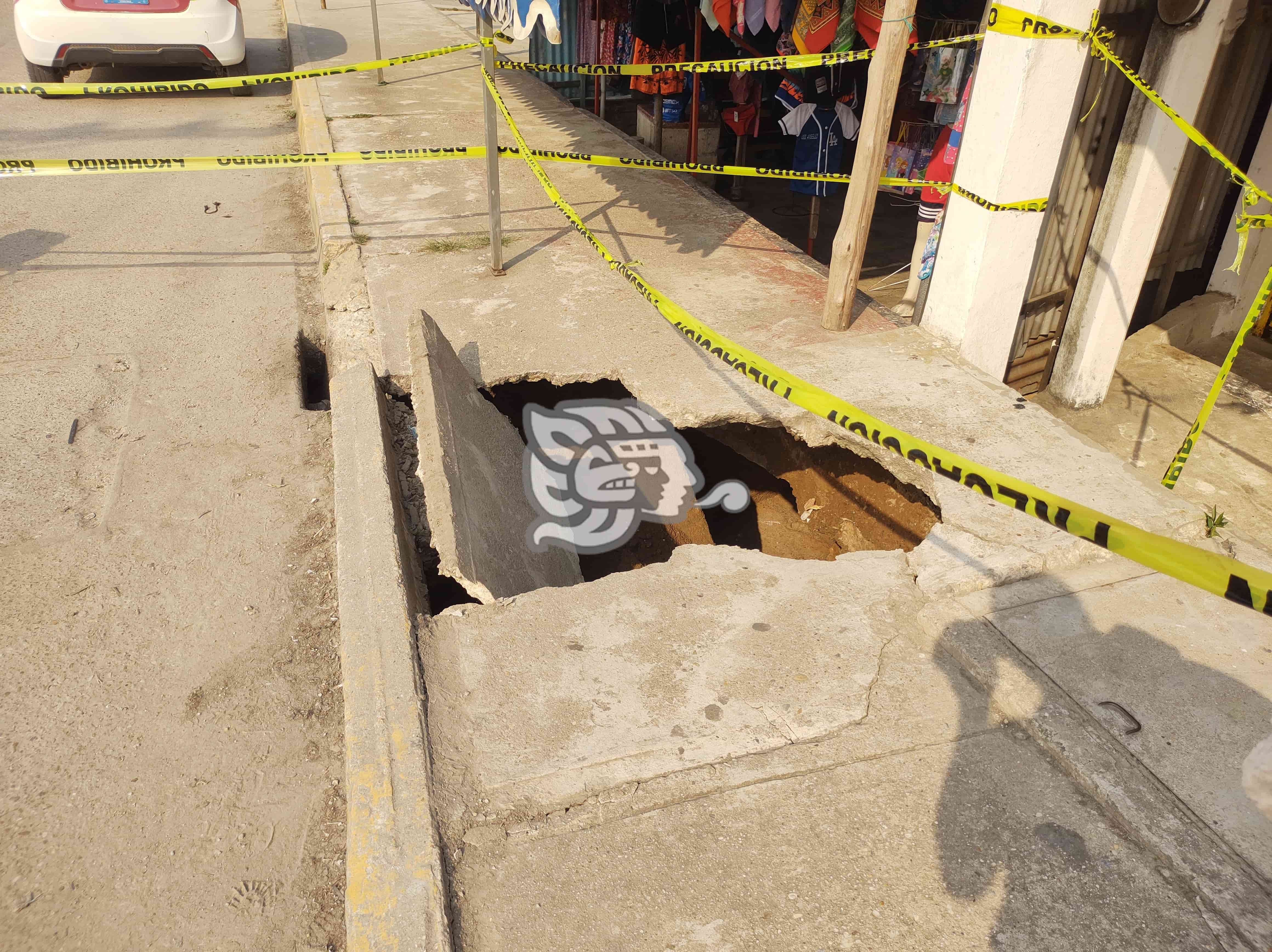 Colapsa banqueta en el centro de Villa Cuichapa; sorprendió a los transeúntes