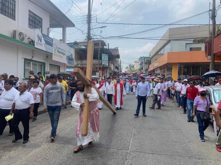 Plegarias durante viacrucis en Acayucan; reportan saldo blanco