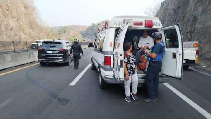 Tráiler y camioneta chocan en la carretera Xalapa-Veracruz