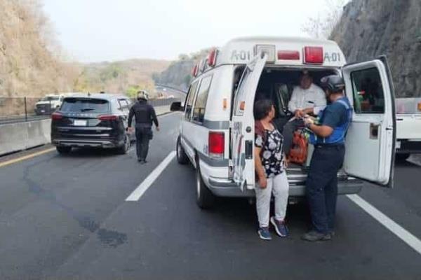 Chocan camioneta y tráileres en carretera Xalapa-Veracruz